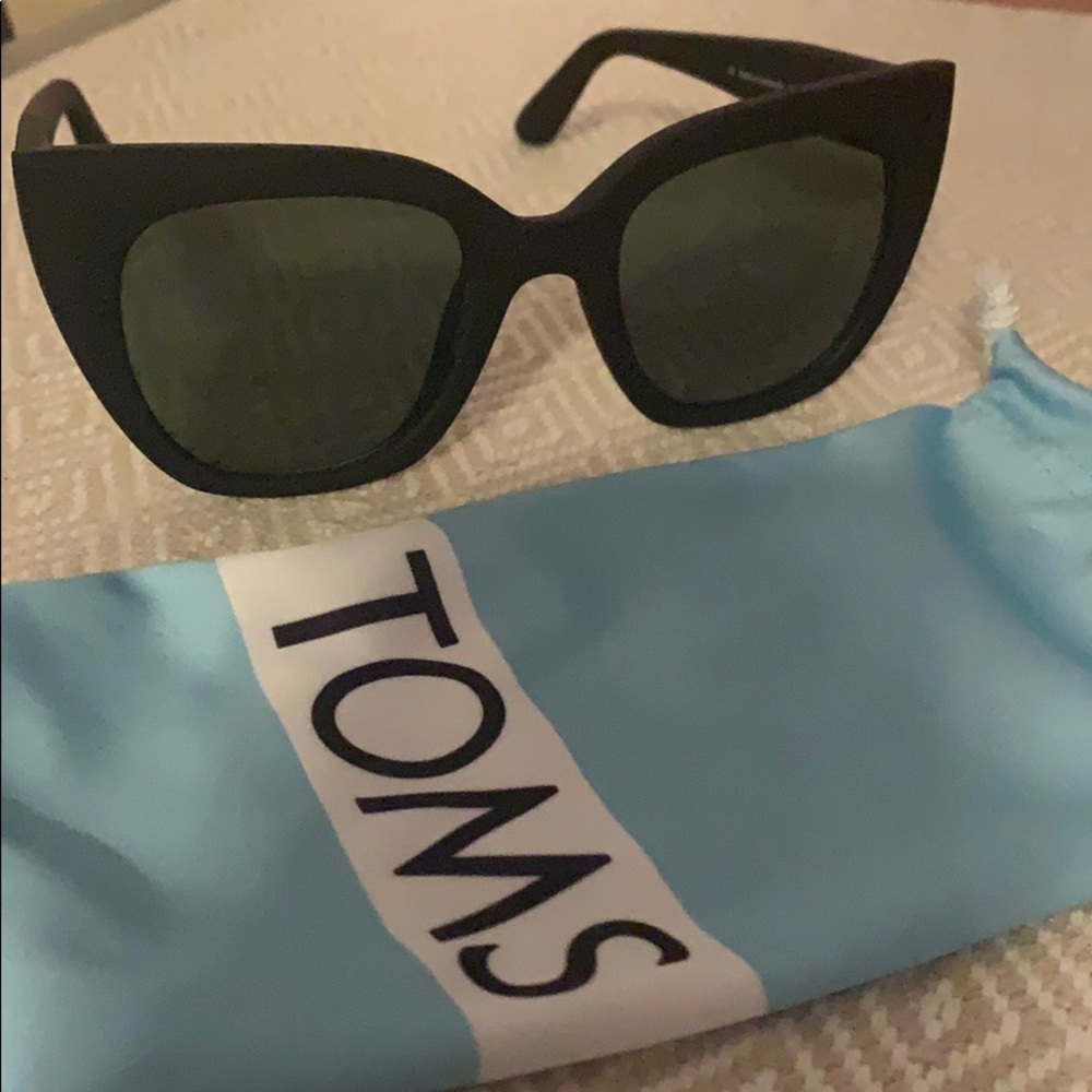 Women’s Toms cat sunglasses